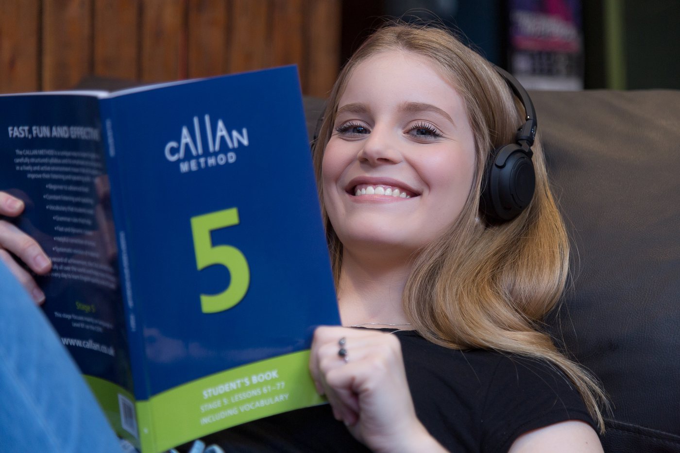 Aluna da Planet School com o livro oficial do Método Callan, Estágio 5